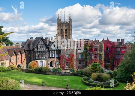 Das Malvern Priory und das Abbey Hotel im Herbst sind großartig. Great Malvern, Worcestershire, England Stockfoto