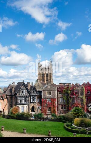 Das Malvern Priory und das Abbey Hotel im Herbst sind großartig. Great Malvern, Worcestershire, England Stockfoto