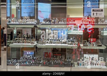 Townsville, Queensland, Australien - Juni 2020: Uhren für auf dem Display zum Verkauf in Juweliergeschäft Schaufenster Stockfoto