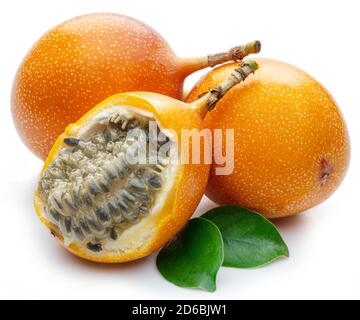 Granadilla mit Blättern und Passionsfrucht halb isoliert auf weißem Hintergrund. Stockfoto