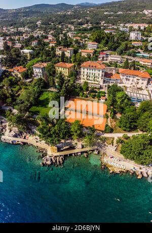 Schöner Panoramablick auf das Dorf Lovran und seine Küste in Kroatien. Foto in der Drone von oben. Stockfoto