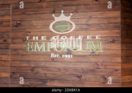 Townsville, Queensland, Australien - Juni 2020: Die Beschilderung Coffee Emporium im Einkaufszentrum Stockfoto