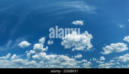 Einige leichte kummulforme Wolken am klaren blauen Himmel. Natur Hintergrund. Stockfoto