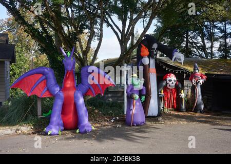 Dekoriertes Haus für Halloween mit verschiedenen Outdoor aufblasbaren Dekoren in Lake Oswego, Oregon. Stockfoto