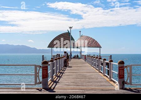 Townsville, Queensland, Australien - Juni 2020: Menschen angeln und Sightseeing am öffentlichen Anleger am Strand Stockfoto