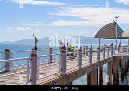 Townsville, Queensland, Australien - Juni 2020: Menschen angeln und Sightseeing am öffentlichen Anleger am Strand Stockfoto