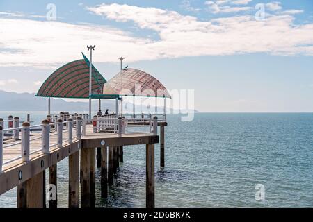 Townsville, Queensland, Australien - Juni 2020: Menschen angeln und Sightseeing am öffentlichen Anleger am Strand Stockfoto