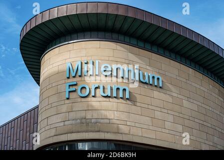 Derry, Nordirland - 27. September 2020: Das Zeichen für das Millennium Forum in Derry. Stockfoto