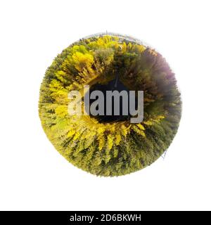 Eine dreidimensionale Luftpanoramasansicht des kleinen Waldsees Haransilma in Lahti, Finnland. Der Durchmesser des Sees beträgt etwa 50 Meter. Stockfoto