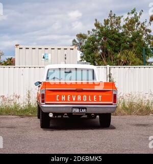 Townsville, Queensland, Australien - Juni 2020: Ein Oldtimer, der vor einem Hotel mit dem Nummernschild EINES PUB-WAGENS geparkt ist Stockfoto