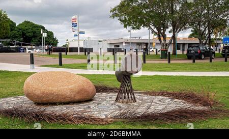 Townsville, Queensland, Australien - Juni 2020: Statue der Aborigines und geätzter Stein auf einheimischen Kunstwerken im Stadtpark Stockfoto