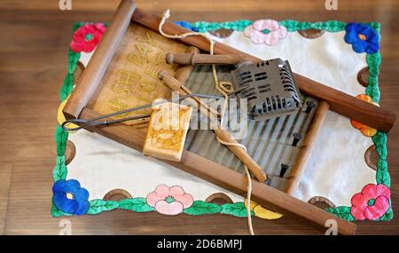Townsville, Queensland, Australien - Juni 2020: Vintage Schrubbing Waschbrett mit Metall Sandwich Maker auf besticktem Deckchen Stockfoto