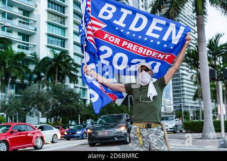 Miami, Usa. Oktober 2020. Ein Unterstützer von Joe Biden protestiert in der Straße, von der aus Präsident Trump ein Rathaus in Miami hielt.Demonstranten für und gegen Präsident Trump versammelten sich heute Abend in der Innenstadt von Miami, wo der Präsident ein Rathaus-Treffen mit NBC News abhielt, wo die Präsidentschaftsdebatte vor ihm stattfinden sollte Wurde abgebrochen. Der Präsident plante dieses Rathaus, um mit Rathaus Joe Bidens mit ABC-Nachrichten in Pennsylvania zu konkurrieren und ihre konkurrierenden Veranstaltungen fanden statt anstelle der abgesagten Präsidentendebatten. Kredit: SOPA Images Limited/Alamy Live Nachrichten Stockfoto