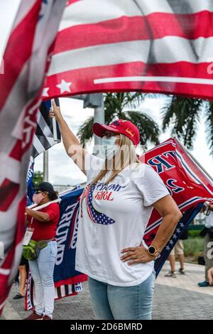 Anhänger von Präsident Donald Trump veranstalten eine Kundgebung auf dem Biscayne Boulevard in der Nähe des PAMM Museums (Pérez Art Museum Miami) Wo der Präsident statt der abgesagten Präsidentendebatte ein Rathaus abhielt.Demonstranten für und gegen Präsident Trump versammelten sich heute Abend in der Innenstadt von Miami, wo der Präsident ein Ratssitzung mit NBC News abhielt, wo die Präsidentendebatte stattfinden sollte, bevor sie abgesagt wurde. Der Präsident plante dieses Rathaus, um mit Joe Bidens Rathaus mit ABC News in Pennsylvania zu konkurrieren und ihre konkurrierenden Veranstaltungen fanden statt anstelle des abgesagten Präsidenten D. Stockfoto