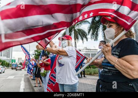 Anhänger von Präsident Donald Trump veranstalten eine Kundgebung auf dem Biscayne Boulevard in der Nähe des PAMM Museums (Pérez Art Museum Miami) Wo der Präsident statt der abgesagten Präsidentendebatte ein Rathaus abhielt.Demonstranten für und gegen Präsident Trump versammelten sich heute Abend in der Innenstadt von Miami, wo der Präsident ein Ratssitzung mit NBC News abhielt, wo die Präsidentendebatte stattfinden sollte, bevor sie abgesagt wurde. Der Präsident plante dieses Rathaus, um mit Joe Bidens Rathaus mit ABC News in Pennsylvania zu konkurrieren und ihre konkurrierenden Veranstaltungen fanden statt anstelle des abgesagten Präsidenten D. Stockfoto