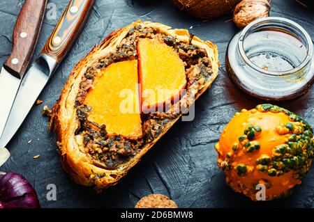 Wellington Kürbis, Brot gefüllt mit gebackenen Pilzen und Kürbis. Stockfoto