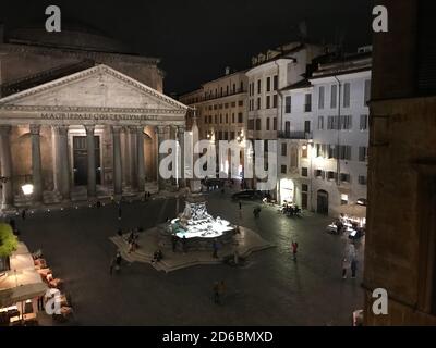 Pantheon in Rom mit der 2000 Jahre alten, aber immer noch größten unbewehrten Betonkuppel der Welt Stockfoto