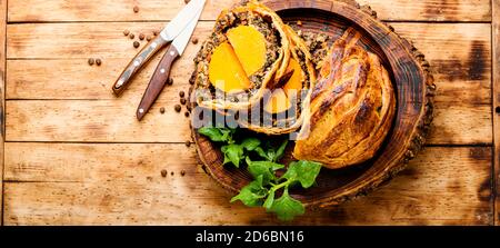 Wellington Kürbis, Brot gefüllt mit gebackenen Pilzen und Kürbis. Stockfoto