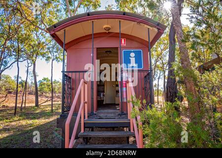 Undara Volcanic National Park, Queensland, Australien - Juni 2020: Touristeninformationszentrum in Vintage-Zugkutsche Stockfoto