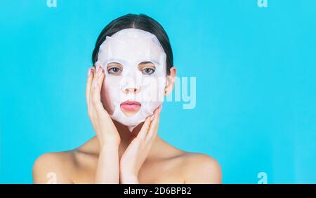 Schöne Frau mit Maske. Hautpflege und Beauty-Konzept. Feuchtigkeitsspendende Maske. Anti-Aging-Verfahren Stockfoto