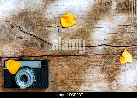 Fotokamera auf Holztisch. Stockfoto