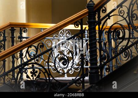 Prächtige Treppe aus dem 19. Jahrhundert in einem alten Gebäude Stockfoto