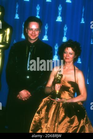 Los Angeles, California, USA 25. März 1996 Darsteller Tim Robbins und Schauspielerin Susan Sarandon, die Gewinnerin der Best Actress für ihre Rolle als Schwester Helen Prejean in 'Dead man Walking' Pose mit ihrem Oscar bei den 68. Annual Academy Awards in Dorothy Chandler Pavilioin am 25. März, 1996 in Los Angeles, Kalifornien, USA. Foto von Barry King/Alamy Stockfoto Stockfoto