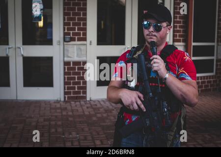 Newport Nachrichten, Virginia, USA. Oktober 2020. MIKE DUNN spricht Unterstützer während einer offenen Carry-Kundgebung im Hauptquartier der Newport News Police Department in Newport News an. Dunn sagte, er wolle sich der neuen Stadtverordnung widersetzen, die den offenen Transport von Schusswaffen auf Stadteigentum verbietet. Quelle: John C. Clark/ZUMA Wire/Alamy Live News Stockfoto