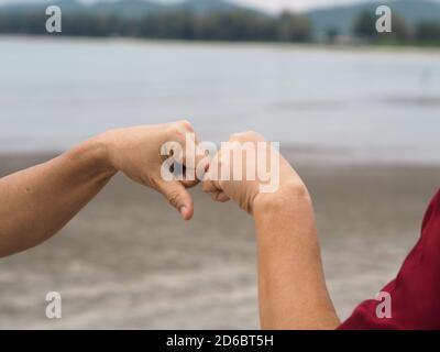 Zwei Frau Alternative Handshakes Faust geballte Hand Gruß in der Situation einer Epidemie covid 19, Coronavirus neue normale soziale Distanzierung Stockfoto