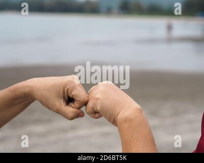 Zwei Frau Alternative Handshakes Faust geballte Hand Gruß in der Situation einer Epidemie covid 19, Coronavirus neue normale soziale Distanzierung Stockfoto