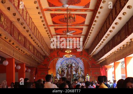 Göttin Durga Idol bei dekorierten Durga Puja Pandal, erschossen bei farbigem Licht, in Neu Delhi, Indien. Durga Puja ist das größte religiöse Fest der Hindu. Stockfoto