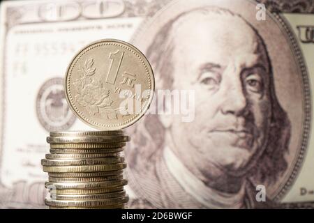 Dollar und chinesischer Yuan. Konzept des Wechsels. Wirtschaftskrise, Niedergang der Weltwirtschaft. Chinesische Yuan Abwertung. Fall von China Stockfoto