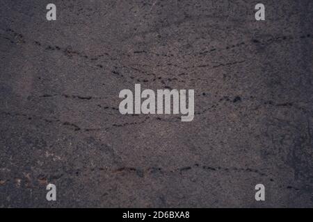 Blau Grau getönten Beton echte natürliche Wand tiefe Risse Kratzer alte zerstörte Oberflächenstruktur. Dunkle Schatten. Hintergrund Tapete Web-Design Stockfoto