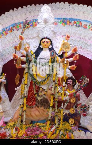 Göttin Durga Idol bei dekorierten Durga Puja Pandal, erschossen bei farbigem Licht, in Neu Delhi, Indien. Durga Puja ist das größte religiöse Fest der Hindu. Stockfoto