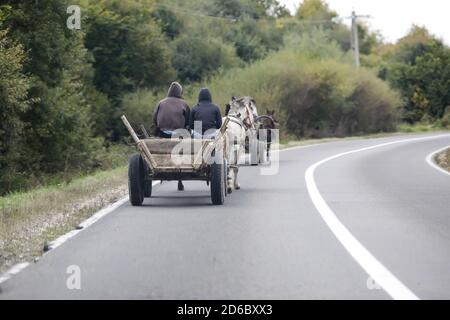 Roma fahren einen Pferdewagen auf einer öffentlichen Straße. Stockfoto