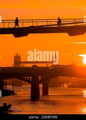 Sonnenaufgang über der Themse und der Millennium Bridge, London, England