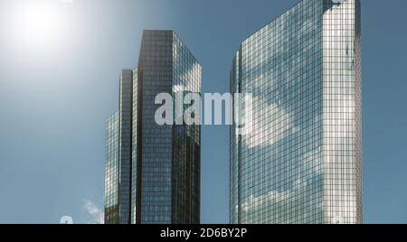 Niedriger Weitwinkelblick mit Blick auf moderne Wolkenkratzer im Geschäft District an einem schönen sonnigen Tag mit blauem Himmel Stockfoto