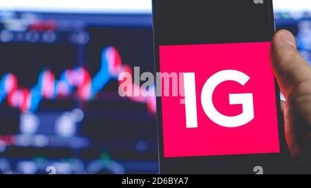 IG Trading App Smartphone Aktienkurse Trader Broker arbeiten in Börse Stockfoto