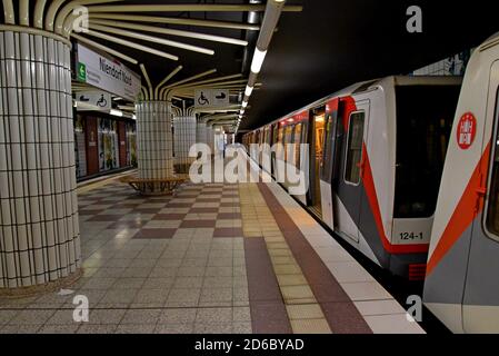 Der Bahnsteig am U-Bahnhof Niendorf Nord, Hamburg, Deutschland. Die Säulen auf der Plattform stellen Bäume in den bewaldeten Gebieten außerhalb der Station dar. Stockfoto