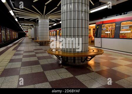 Der Bahnsteig am U-Bahnhof Niendorf Nord, Hamburg, Deutschland. Die Säulen auf der Plattform stellen Bäume in den bewaldeten Gebieten außerhalb der Station dar. Stockfoto