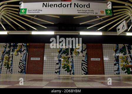 Der Bahnsteig am U-Bahnhof Niendorf Nord, Hamburg, Deutschland. Die Säulen auf der Plattform stellen Bäume in den bewaldeten Gebieten außerhalb der Station dar. Stockfoto