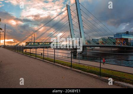 Helsinki, Uusimaa, Finnland 13. Oktober 2020 Bridge Island und Walking Tram. Hochwertige Fotos Stockfoto