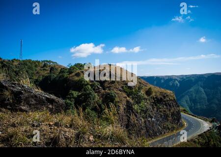 Kurvige Straße auf den Bergen von Cherrapunjee. Straße von Shillong nach Cherrapunjee in Meghalaya, Nordostindien. Stockfoto