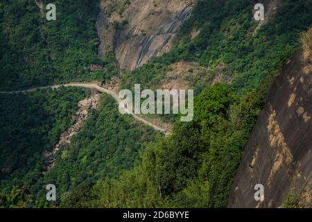 Kurvige Straße auf den Bergen von Cherrapunjee. Straße von Shillong nach Cherrapunjee in Meghalaya, Nordostindien. Stockfoto