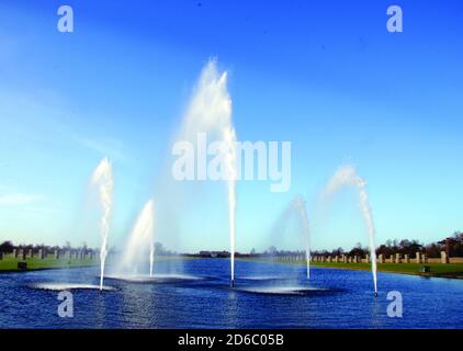 Hampton Court Palace, SW London blauer Himmel und strahlender Sonnenschein an der Themse Stockfoto