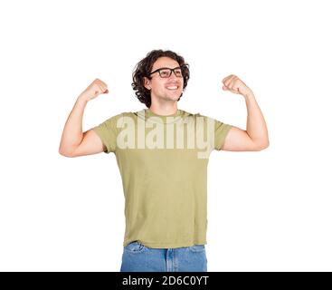 Selbstbewusster junger Mann, der Muskeln biegsam macht, stellt Superpower vor. Nerd Kerl trägt Brillen zeigt seine Stärke, positive Gesichtsausdruck schaut beiseite. Persönlich Stockfoto