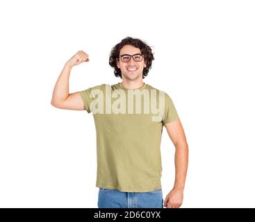 Fröhlicher junger Mann, der eine Hand Bizeps beugt, stell dir Supermacht vor. Nerd Kerl trägt Brillen zeigt seine Muskelkraft, lächelt positiv zur Kamera. Persona Stockfoto
