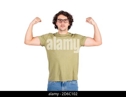 Selbstbewusster junger Mann, der Muskeln biegsam macht, stellt Superpower vor. Starker Kerl trägt Brillen zeigt seine Stärke, ernsthafte Gesichtsausdruck Blick auf die Kamera. Per Stockfoto