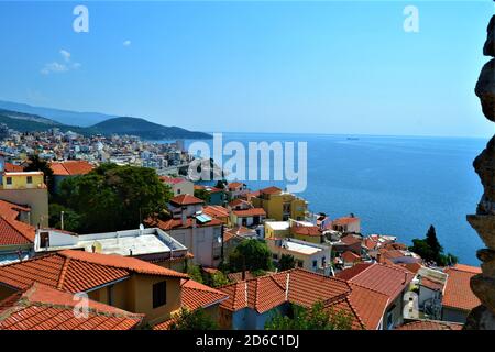 Kavala Stadt und Blick vom osmanischen Schloss. Alte osmanische Stadt in Griechenland: Kavala. Panoramablick auf die ägäis und alte Gebäude. Stockfoto