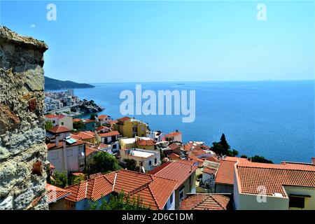 Kavala Stadt und Blick vom osmanischen Schloss. Alte osmanische Stadt in Griechenland: Kavala. Panoramablick auf die ägäis und alte Gebäude. Stockfoto